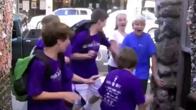 Hapşırınca Kafası Düşen Adam Kamera Şakası