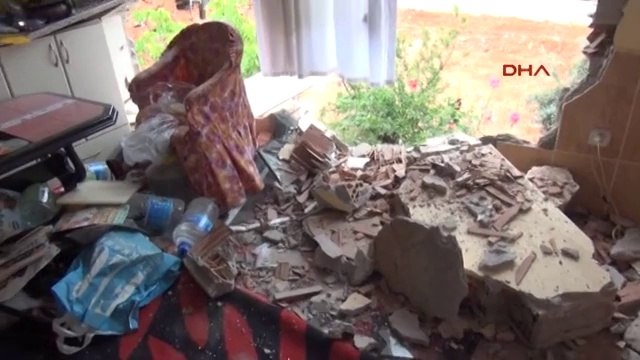 Boşanma davası açan eşinin evini iş makinesiyle yıktı