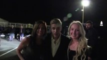 Bieber festeja al estilo Cannes, pero siempre tiene tiempo para sus Beliebers