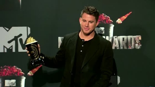 Channing Tatum macht Witze, sagt, er sei ein High- Functioning Alkoholiker