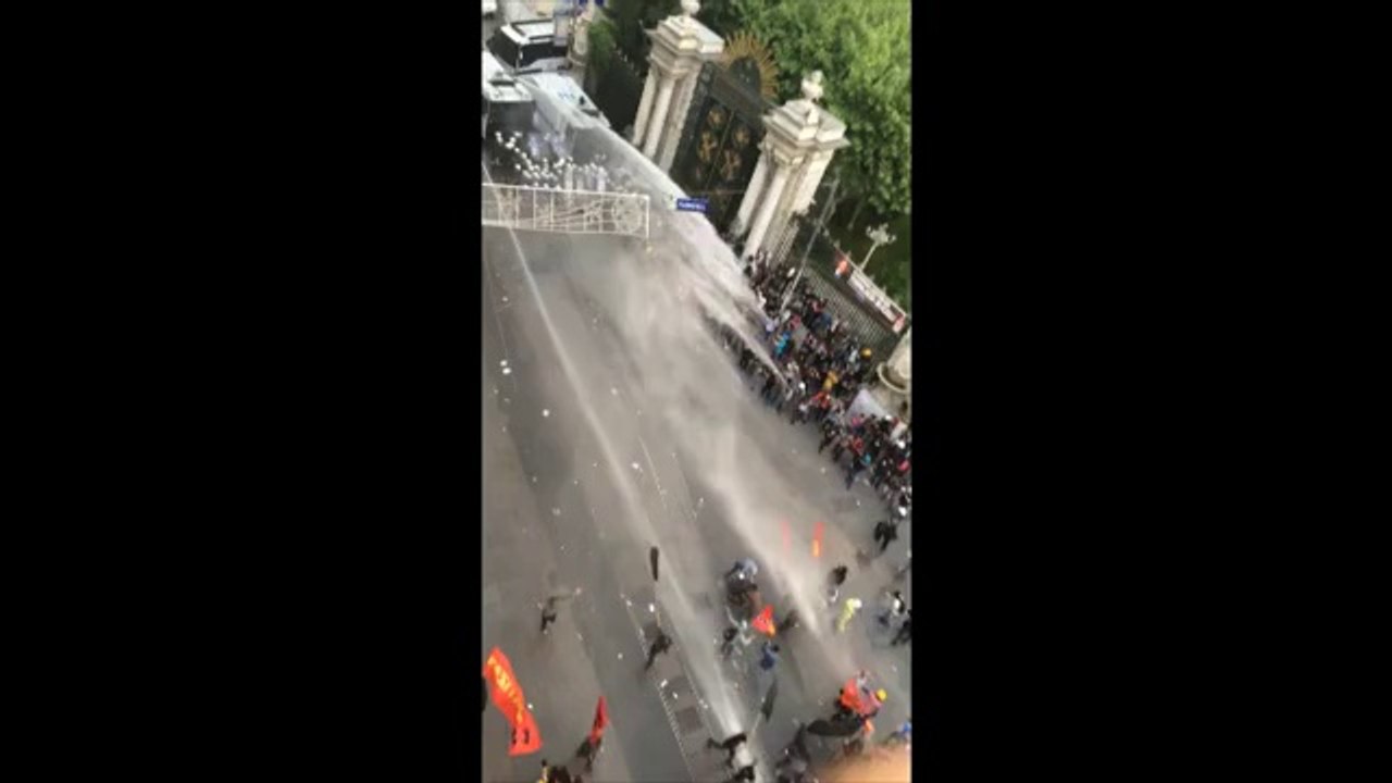 Engelliyi korumak isteyen göstericiye dayak