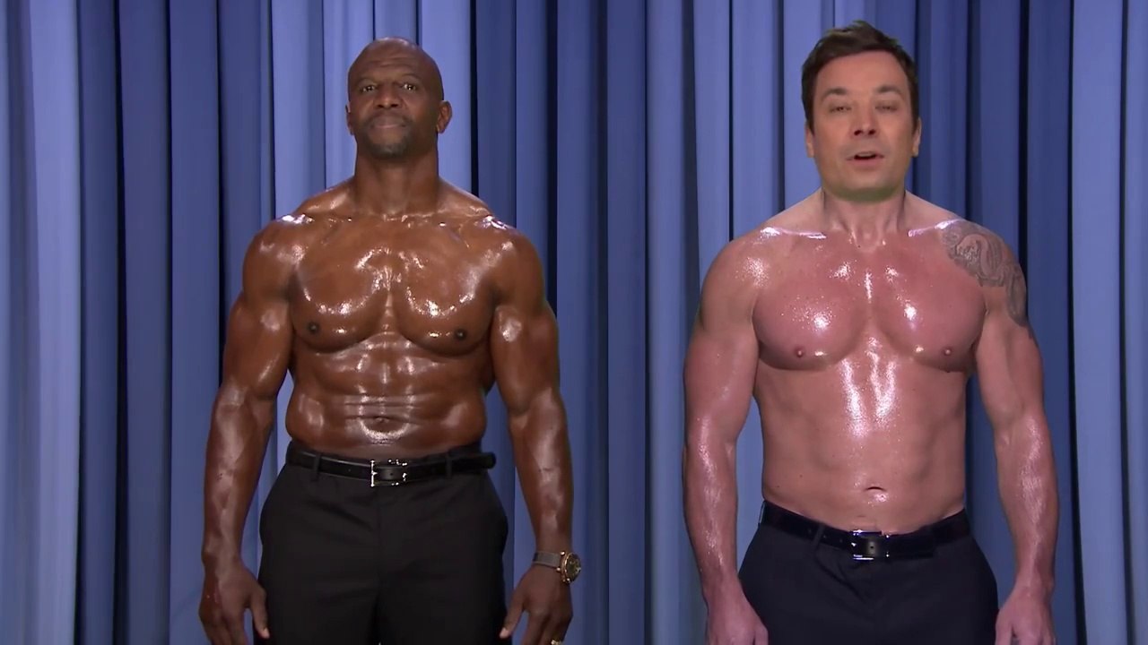 Jimmy Fallon et Terry Crews font de la musique avec leurs muscles! Hilarant...