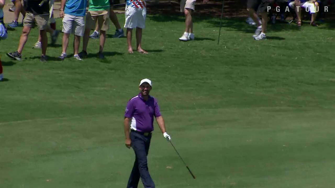 Golfeur malchanceux : sa balle va rebondir dans le trou et ressortir!