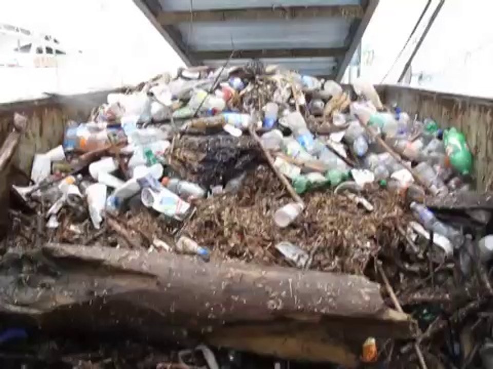 Meilleure façon de nettoyer une rivière : la roue à eau.