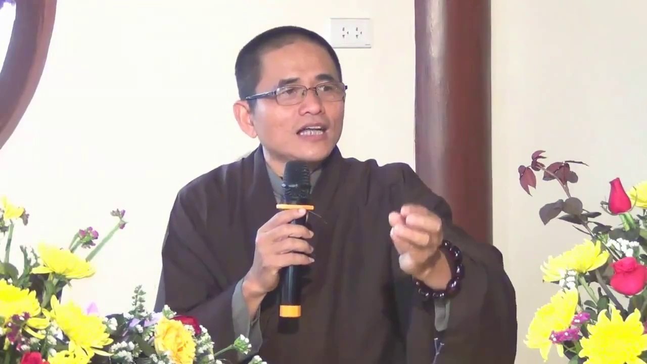 000000044 Thầy Vọng Tây mua một trái dưa bị hư một phần ở trong siêu thị