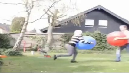 bu kız fizikte etki-tepki olayını pek anlamamış! uygulamalı öğreniyor:)