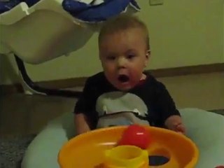 neler olduğunu anlayamayıp şoka giren bebek