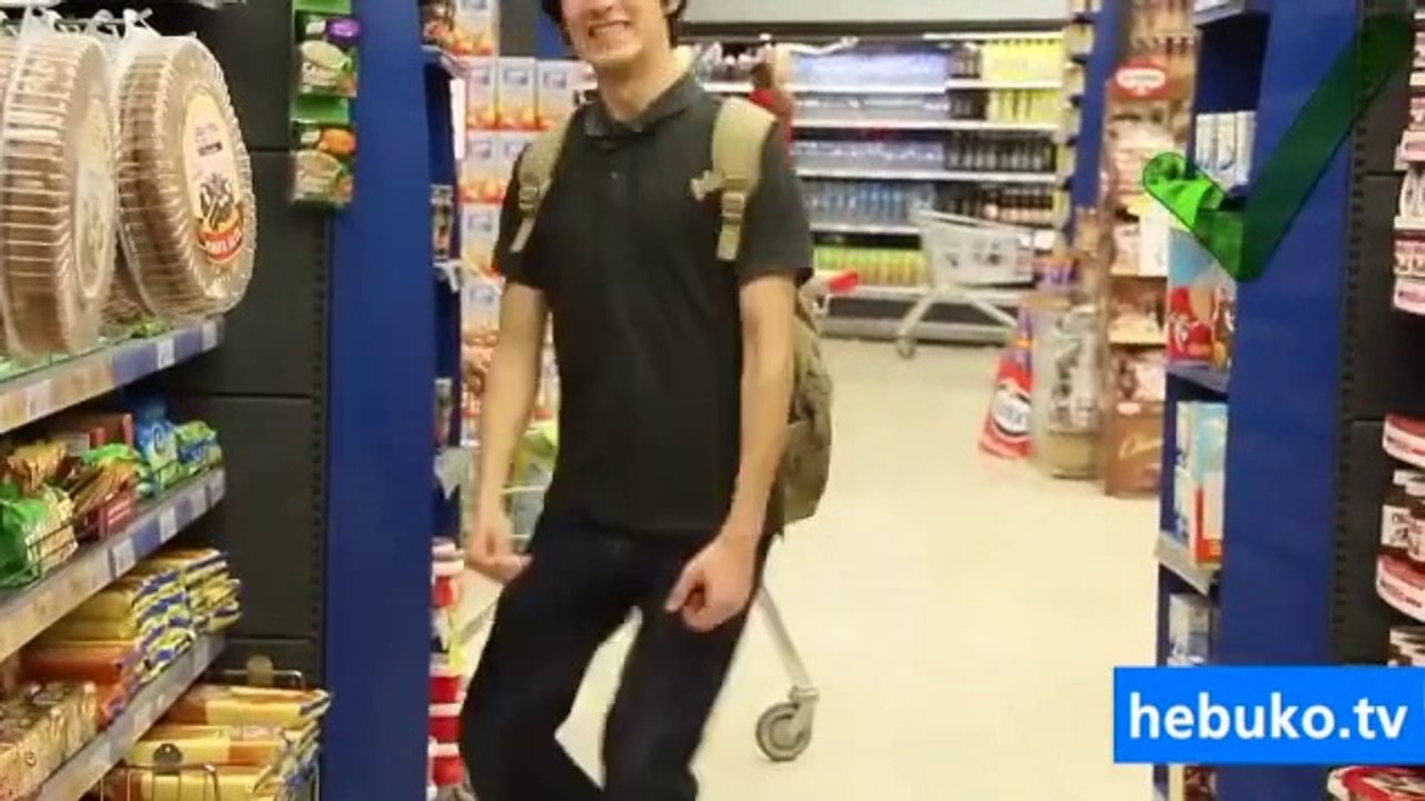 alışveriş merkezinde şaka yapmaya çalışan gençler