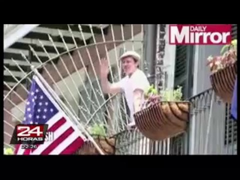 VIDEO: Brad Pitt y McConaughey se lanzan cerveza de balcón a balcón