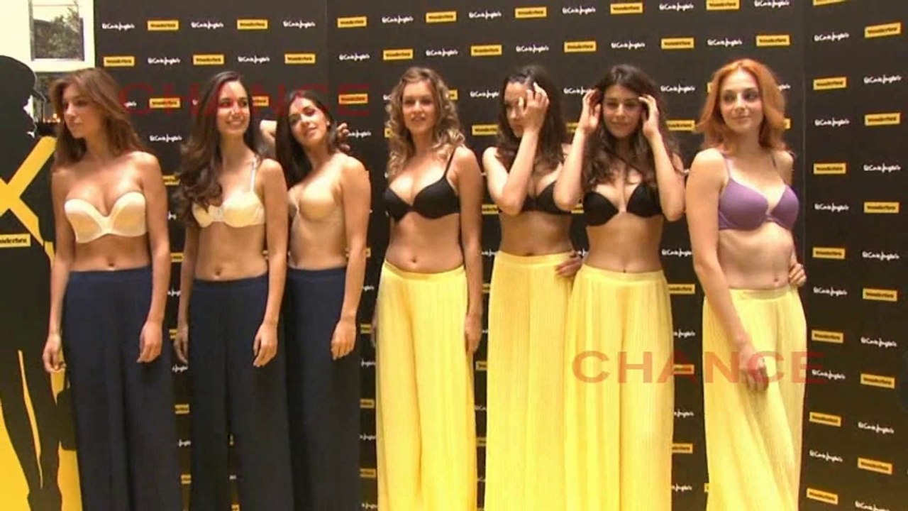 Las chicas Wonderbra celebran el 'Día del Escote'