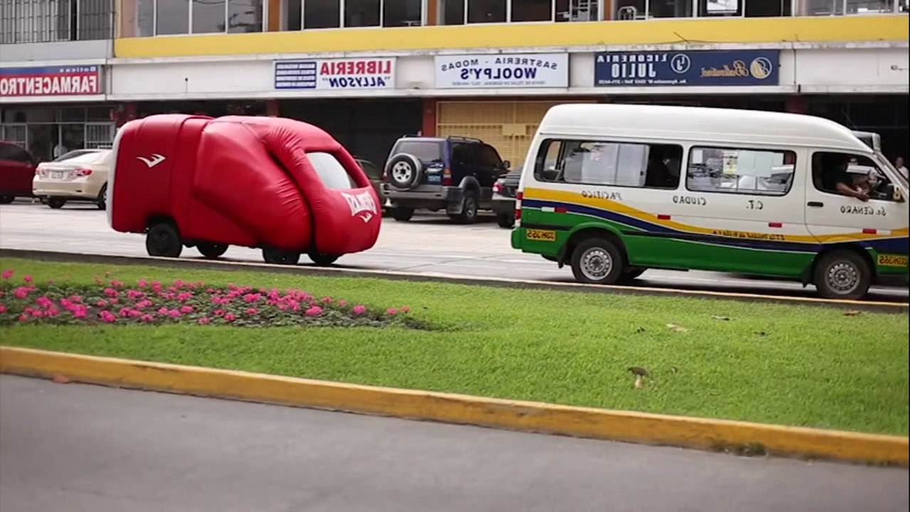 The Big Punch : un gant de boxe géant pour puni...