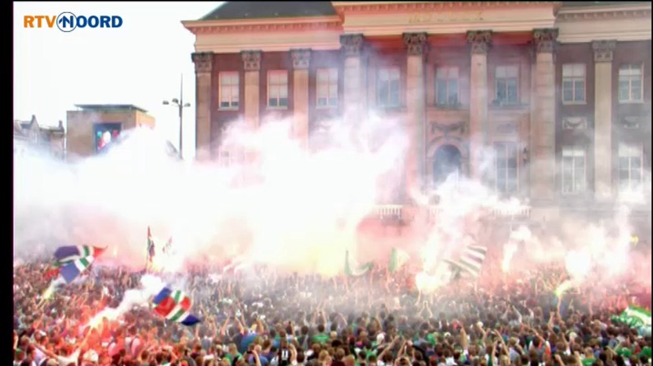 Huldiging FC Groningen: Grote Markt vol rook - RTV Noord