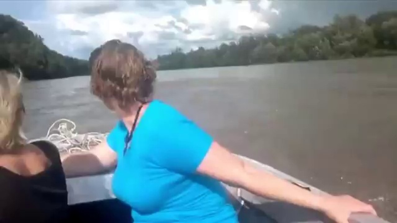 Camion noyé en pleine rivière! Bateau très bizarre!