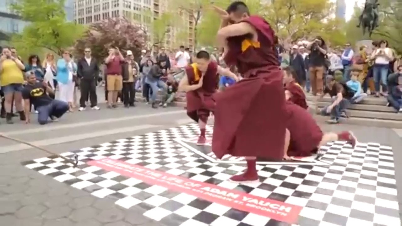 L'incredibile spettacolo di breakdance dei monaci Buddisti