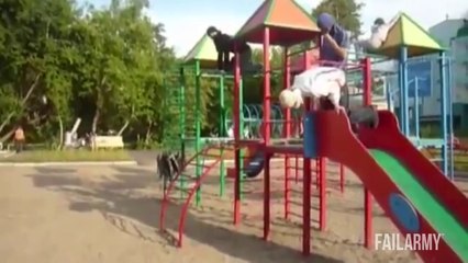 Download Video: Gars débiles s'éclatent sur des terrains de jeux pour enfant! Compilation de FAILS!