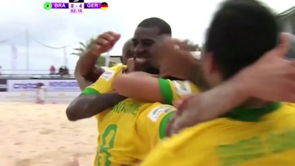 Il marque l'un des buts de l'année en beach soccer !