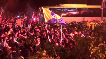 Η άφιξη της αποστολής στο σωματείο του ΑΠΟΕΛ (2)