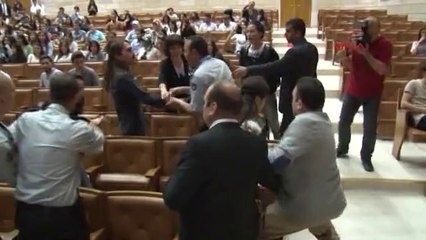 Rektör yardımcısına yumurtalı protesto