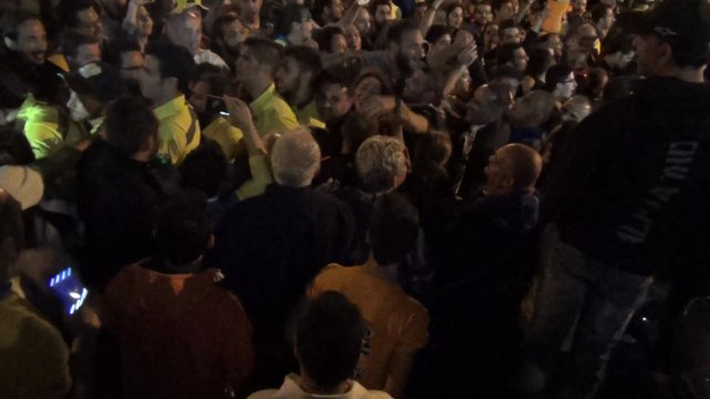 H άφιξη της αποστολής του ΑΠΟΕΛ στο σωματείο (4)