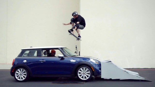 Tony Hawk saute une Mini cooper!