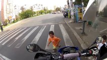 Motard sympa laisse des enfants jouer avec sa moto.