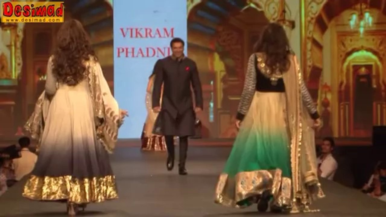 Poonam Dhillon FALLS on the ramp BADLY | TOO FUNNY |