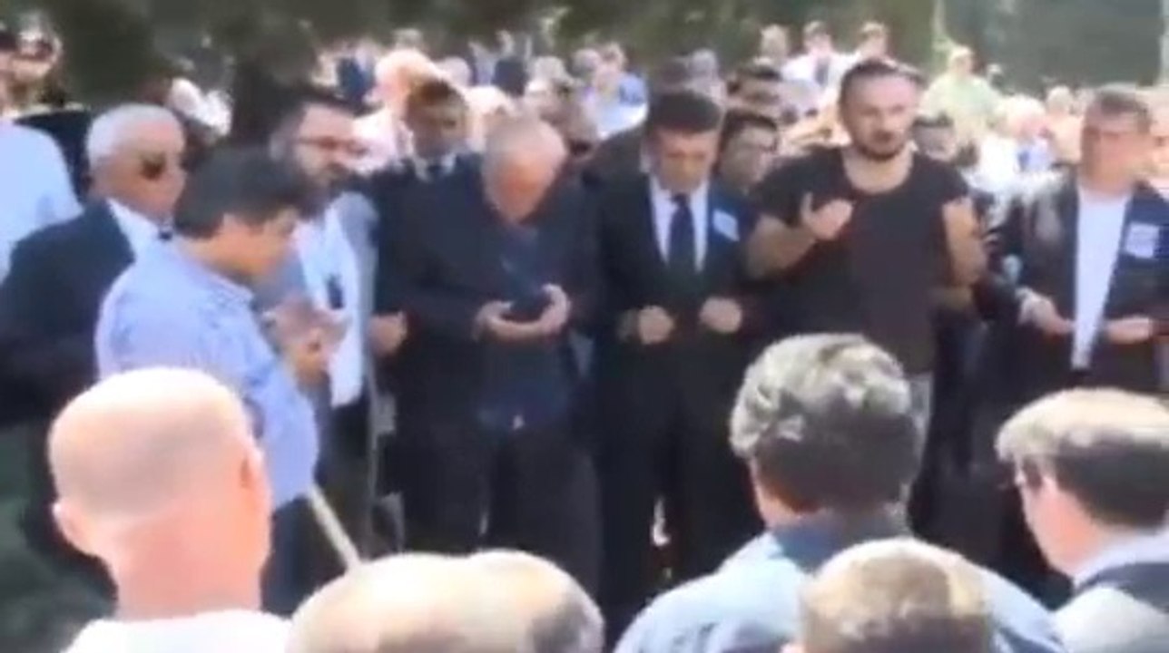 Ali Şen cenazede imamı azarladı