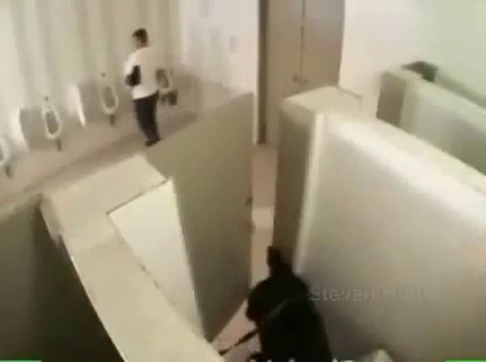 Tuvalette Ayı Var! kamera Şakası :)
