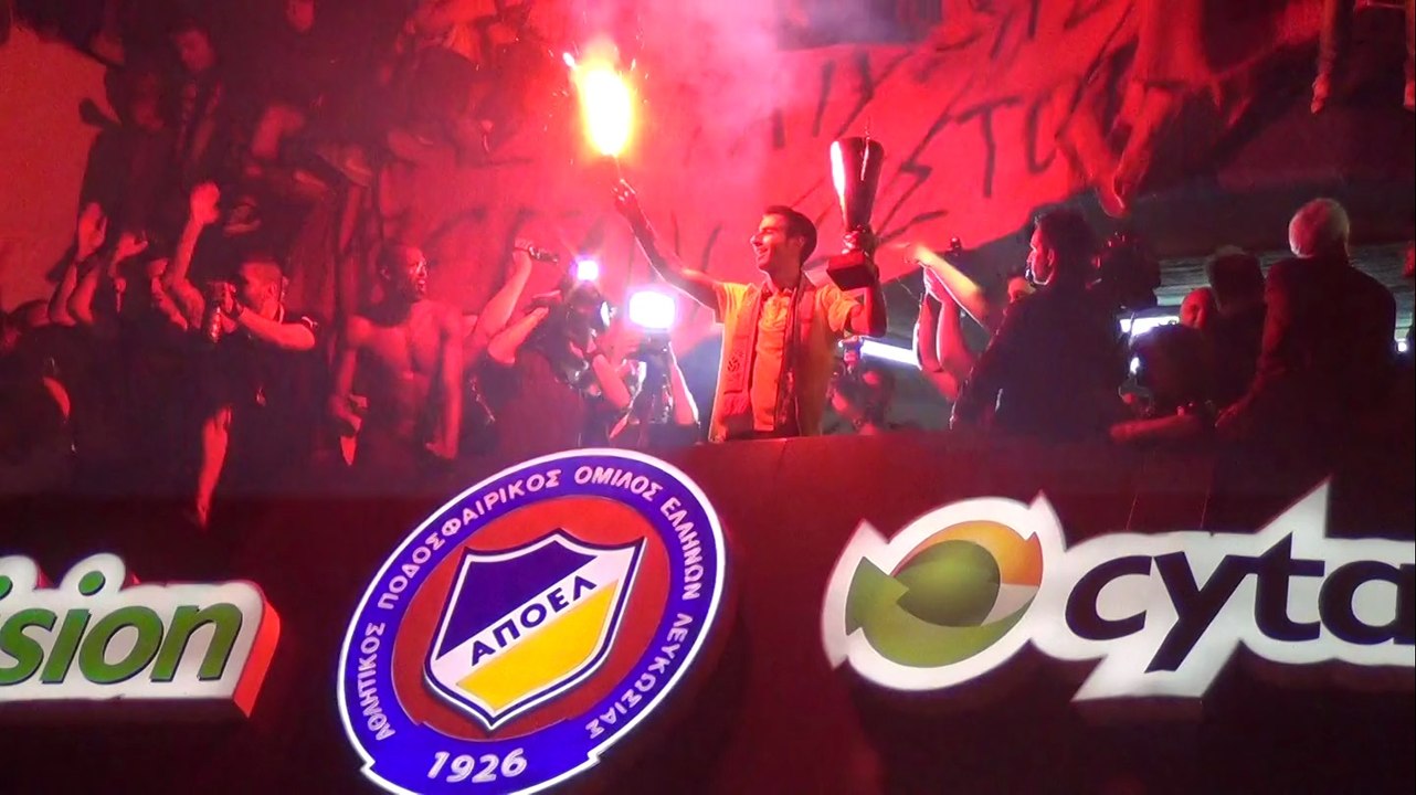 Ο Αντωνιάδης με φωτοβολίδα και το κύπελλο
