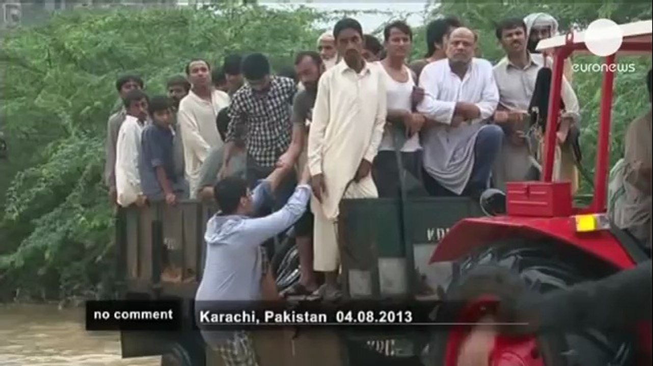 Pakistan- floods in Karachi after heavy rain - no comment - PlayIt.pk