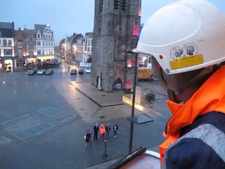 Un camion-nacelle thermique et électrique sert à remplacer les lampes usées des façades de la place de Béthune.