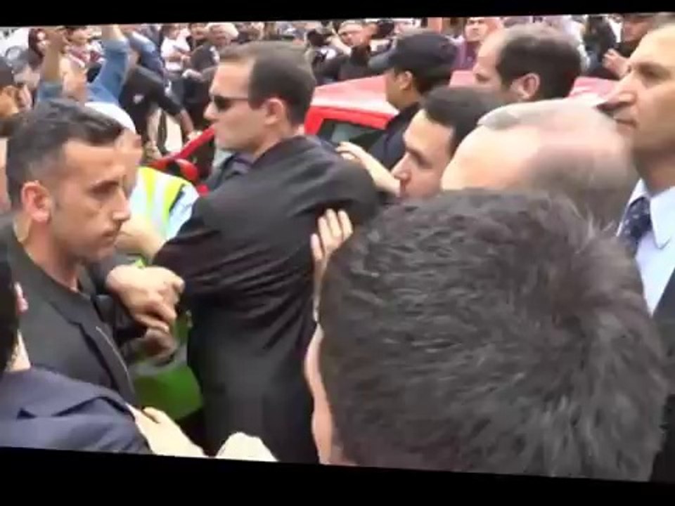 Şok Görüntüler (Başbakan Recep Tayyip Erdoğan Tokat Atıyor)