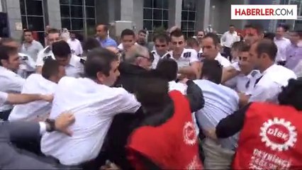 Hastane Önündeki Gösteride 'Çadır' Kavgası