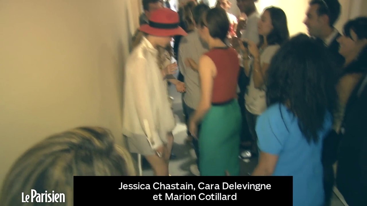 La bise de Marion Cotillard, Cara Delevingne et Jessica Chastain