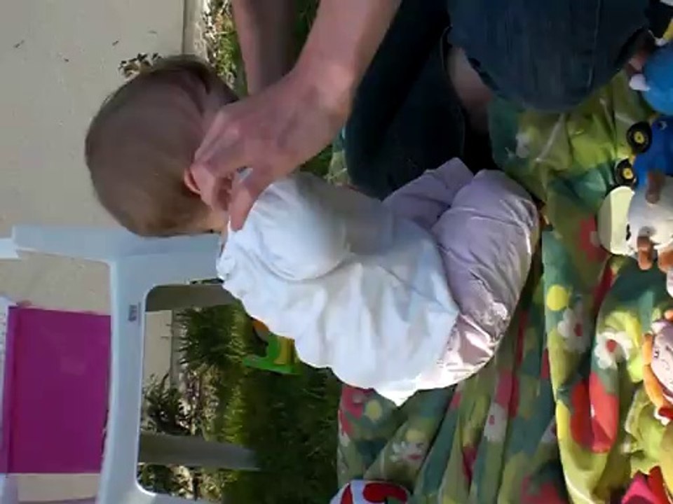 Louna essaie de se mettre debout