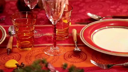 Une table de fête dans les tons rouges