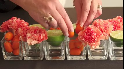 Un centre de table fait de fleurs et de fruits, plusieurs possibilités