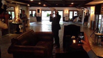 Bruce Buffer anuncia casamento de Michael Bisping