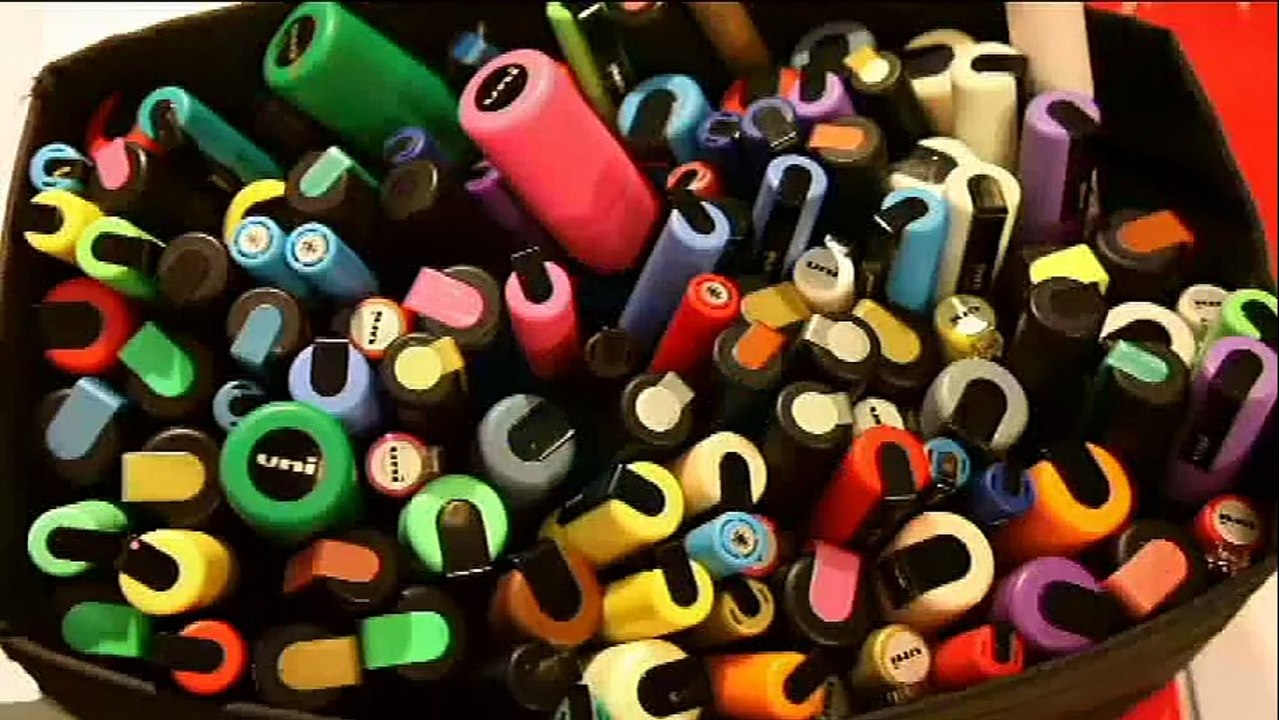 Des marqueurs Posca pour customiser un vase en verre laqué