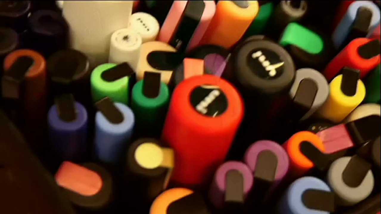 Relooker une assiette en ardoise avec des marqueurs Posca