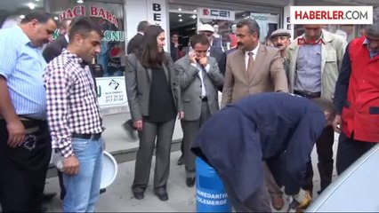 Hakkari'de Sokaklara Üzerinde Kürtçe Yazılı Çöp Kutuları Konuldu