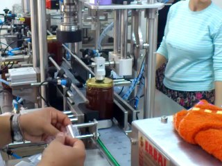 kavanoz bal dolum makinası-automatic jar filling machine
