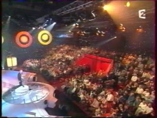 Lauriane à l'école des fans  Lauriane chante à la salle des fêtes de Bessan