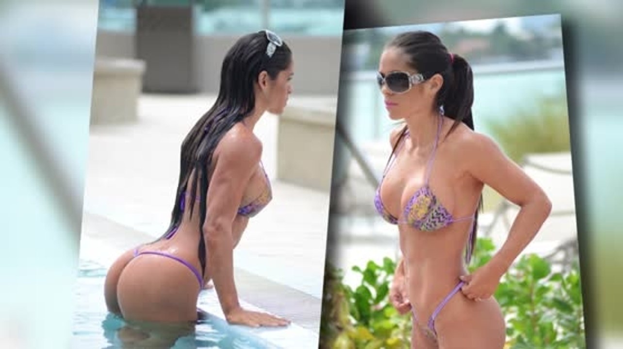 Michelle Lewin profite du soleil dans un bikini string