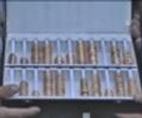 Yolu süpürürken altın buldu