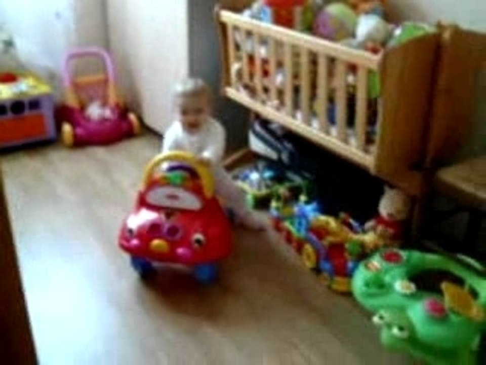 Lina et sa voiture (10mois 1/2)