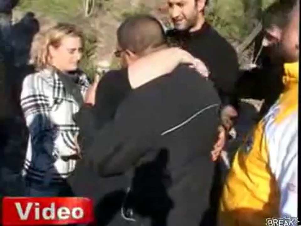 Femme au volant sur un parking d'un toit