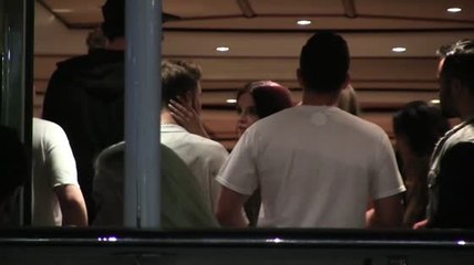 Barbara Palvin carresse le visage de Justin Bieber pendant une fête sur un yacht