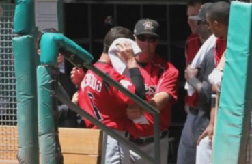 Il croque un bout d'oreille à un coéquipier