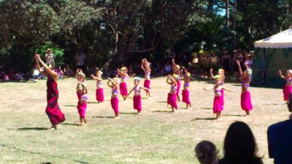 Bérénice et sa troupe de danse tahitienne "Te vevo o te meo mau motu" au festival Caledonia 687 au centre Jean-Marie Tjibaou